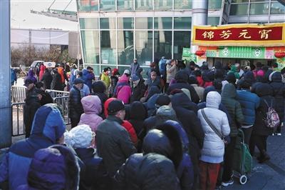 北京有人“排队4小时买元宵” 年轻人喜欢榴莲馅